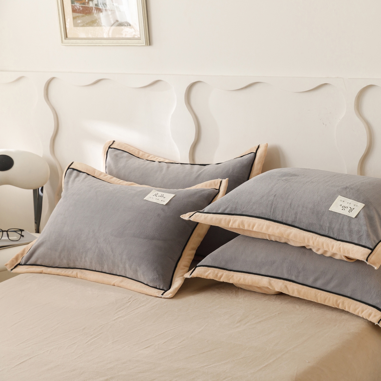 91家纺网 家纺一手货源 找家纺 寐绸家纺 2025秋冬新款230g牛奶绒双拼四件套 双拼四件套-浅灰+米金