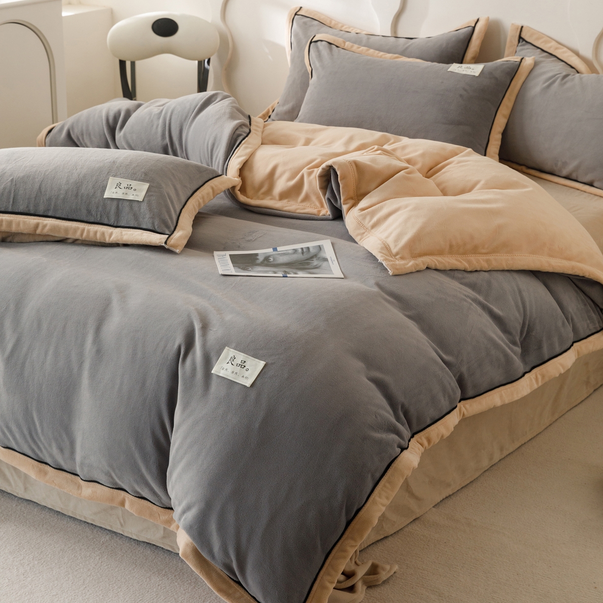 91家纺网 家纺一手货源 找家纺 寐绸家纺 2025秋冬新款230g牛奶绒双拼四件套 双拼四件套-浅灰+米金