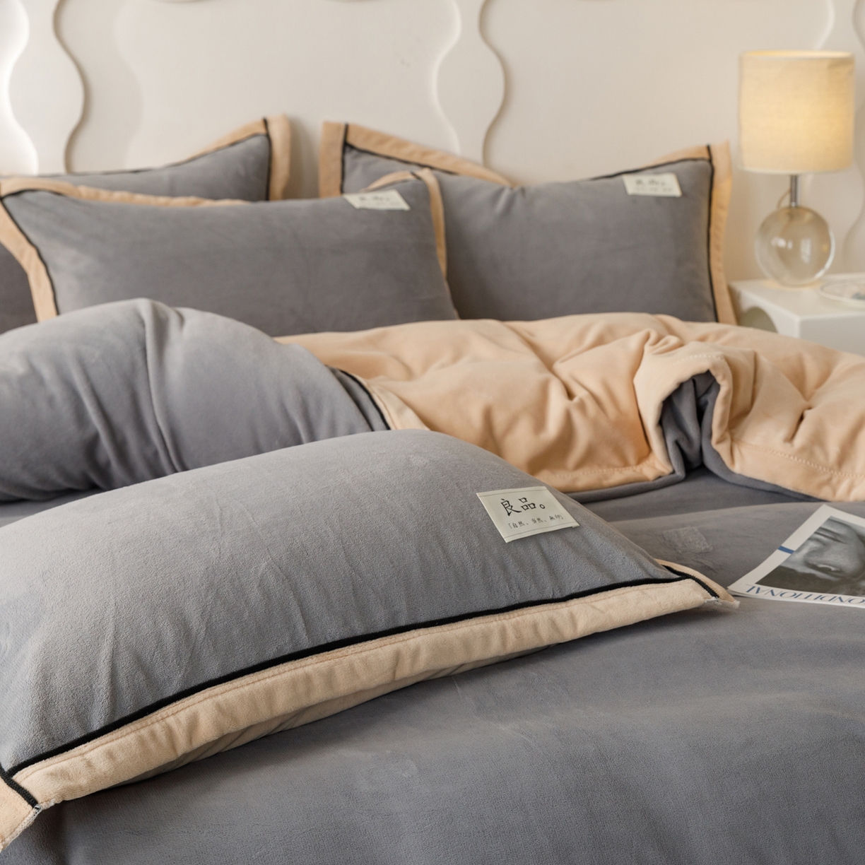 91家纺网 家纺一手货源 找家纺 寐绸家纺 2025秋冬新款230g牛奶绒双拼四件套 双拼四件套-浅灰+米金