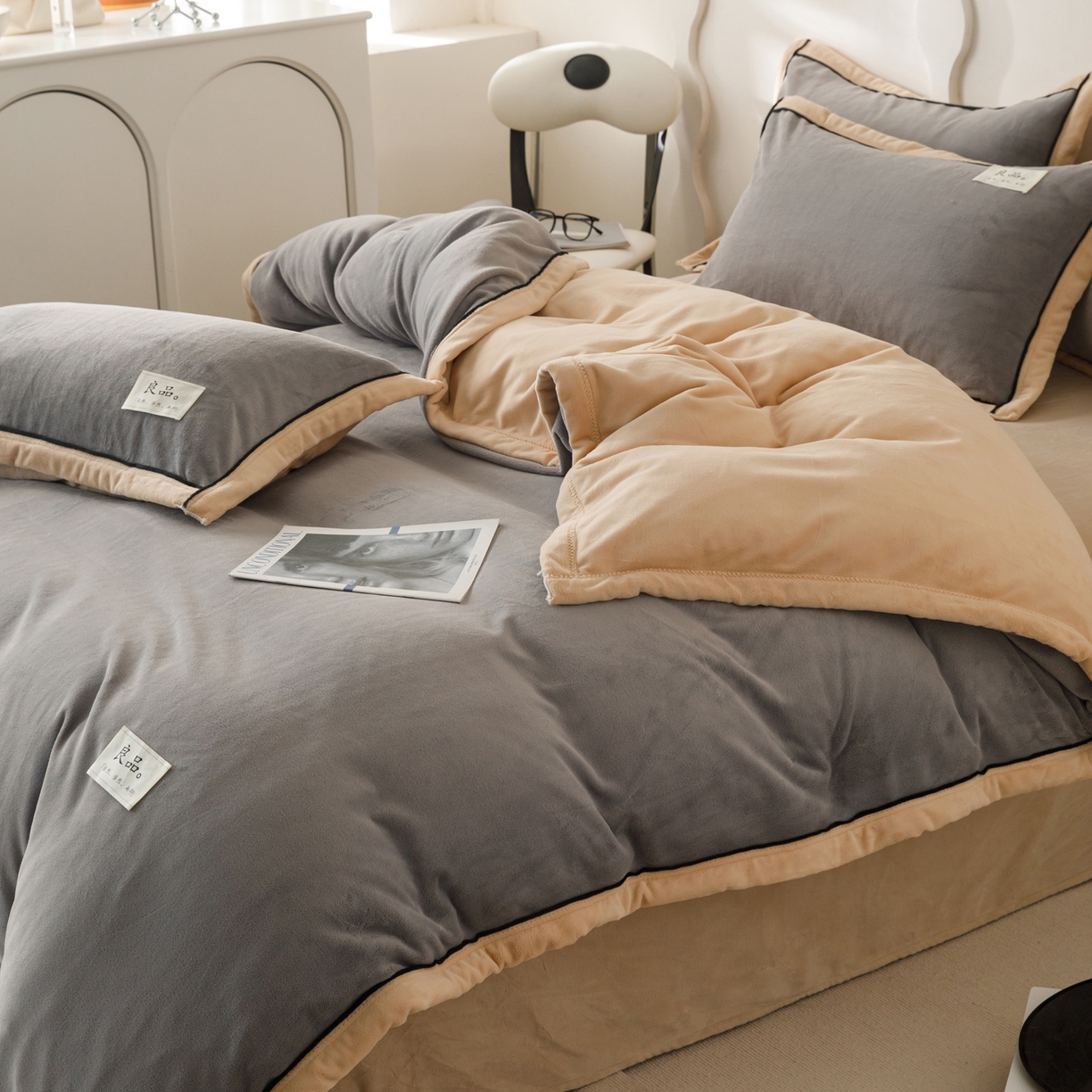 91家纺网 家纺一手货源 找家纺 寐绸家纺 2025秋冬新款230g牛奶绒双拼四件套 双拼四件套-浅灰+米金