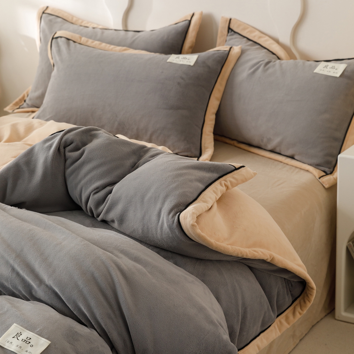 91家纺网 家纺一手货源 找家纺 寐绸家纺 2025秋冬新款230g牛奶绒双拼四件套 双拼四件套-浅灰+米金