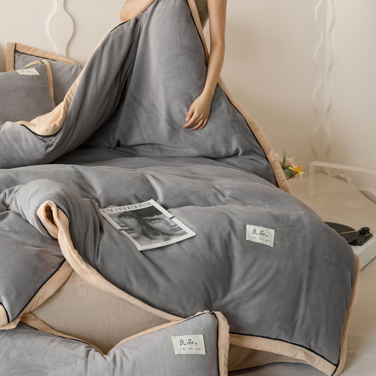 91家纺网 家纺一手货源 找家纺 寐绸家纺 2025秋冬新款230g牛奶绒双拼四件套 双拼四件套-浅灰+米金