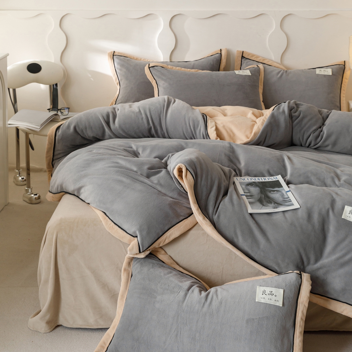 91家纺网 家纺一手货源 找家纺 寐绸家纺 2025秋冬新款230g牛奶绒双拼四件套 双拼四件套-浅灰+米金