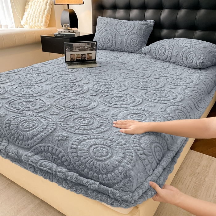 91家纺网 家纺一手货源 找家纺 莱家富 2026新款塔芙绒舒棉绒雕花绒单床笠 床笠单件-花朵系列（可提供压缩） 花朵-湖蓝