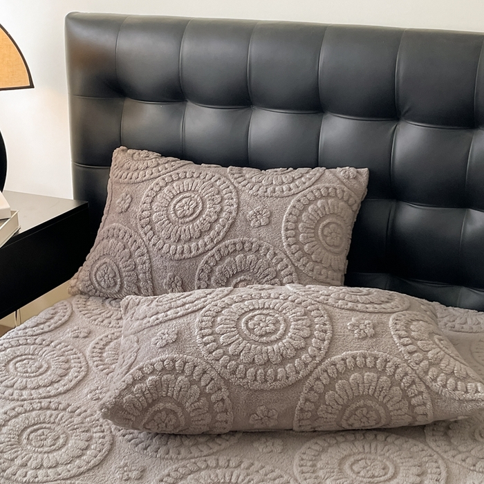 91家纺网 家纺一手货源 找家纺 莱家富 2026新款塔芙绒舒棉绒雕花绒单床笠 床笠单件-花朵系列（可提供压缩） 花朵-雾灰