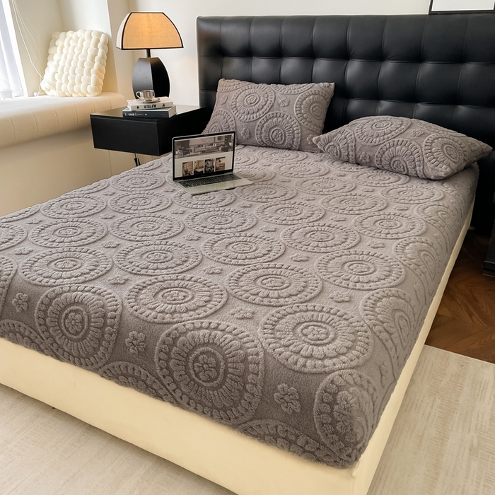 91家纺网 家纺一手货源 找家纺 莱家富 2026新款塔芙绒舒棉绒雕花绒单床笠 床笠单件-花朵系列（可提供压缩） 花朵-雾灰