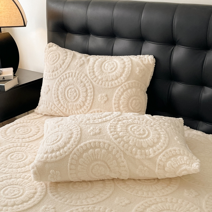 91家纺网 家纺一手货源 找家纺 莱家富 2026新款塔芙绒舒棉绒雕花绒单床笠 床笠单件-花朵系列（可提供压缩） 花朵-奶白