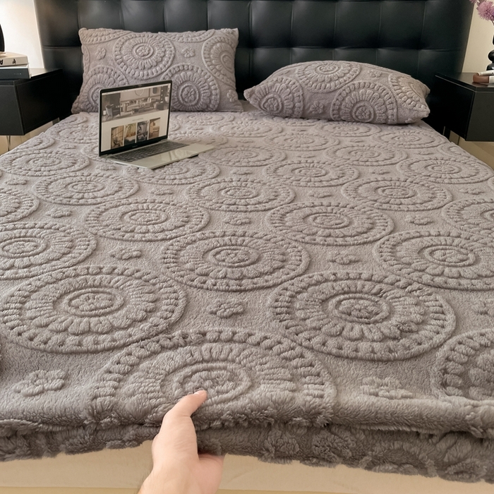 91家纺网 家纺一手货源 找家纺 莱家富 2026新款塔芙绒舒棉绒雕花绒单床笠 床笠单件-花朵系列（可提供压缩） 花朵-雾灰