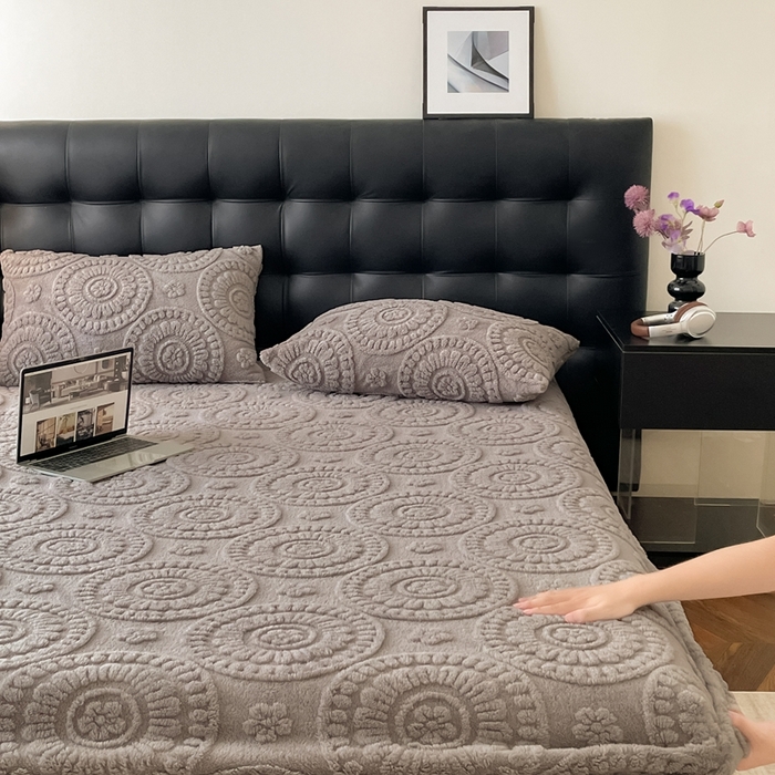 91家纺网 家纺一手货源 找家纺 莱家富 2026新款塔芙绒舒棉绒雕花绒单床笠 床笠单件-花朵系列（可提供压缩） 花朵-雾灰