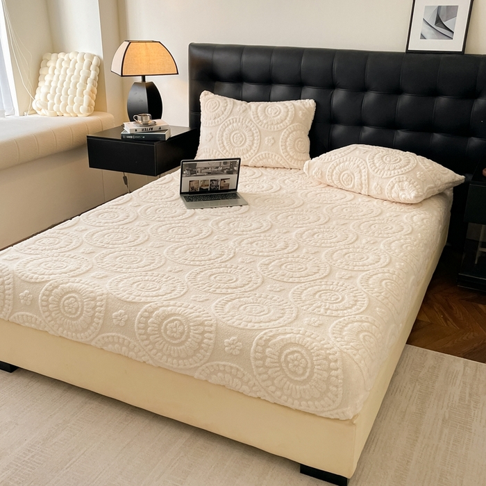 91家纺网 家纺一手货源 找家纺 莱家富 2026新款塔芙绒舒棉绒雕花绒单床笠 床笠单件-花朵系列（可提供压缩） 花朵-奶白