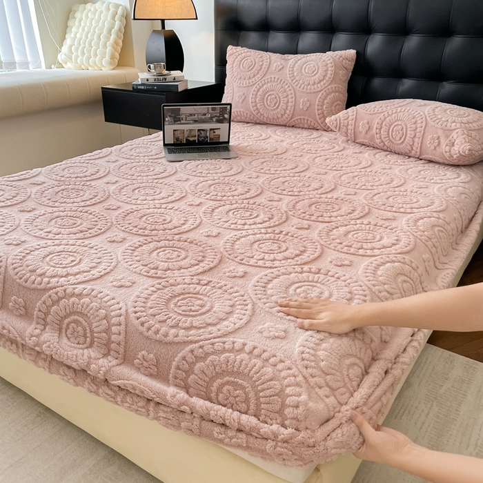 91家纺网 家纺一手货源 找家纺 莱家富 2026新款塔芙绒舒棉绒雕花绒单床笠 床笠单件-花朵系列（可提供压缩） 花朵-粉玉