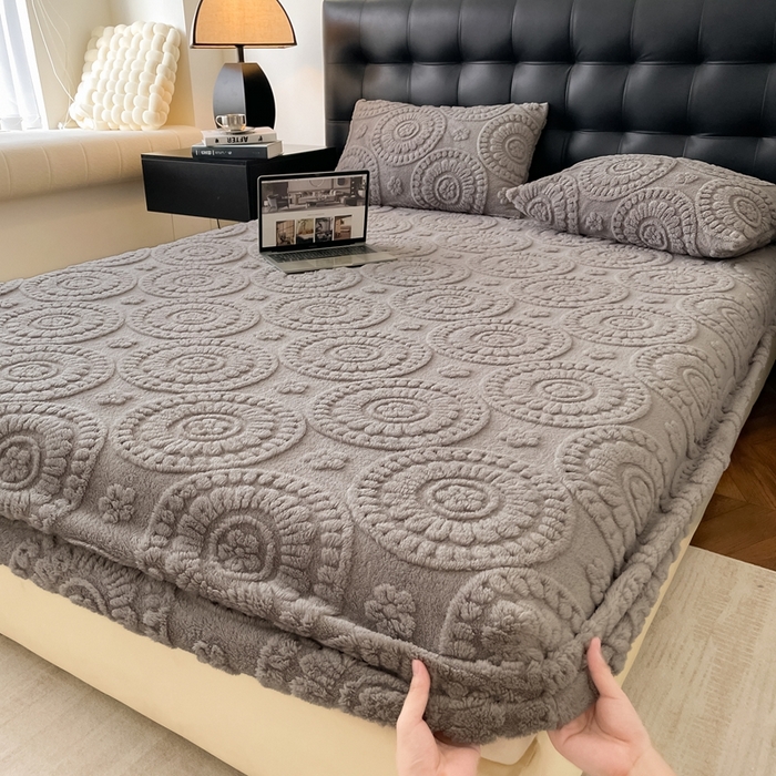 91家纺网 家纺一手货源 找家纺 莱家富 2026新款塔芙绒舒棉绒雕花绒单床笠 床笠单件-花朵系列（可提供压缩） 花朵-雾灰