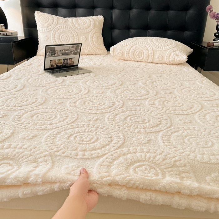 91家纺网 家纺一手货源 找家纺 莱家富 2026新款塔芙绒舒棉绒雕花绒单床笠 床笠单件-花朵系列（可提供压缩） 花朵-奶白