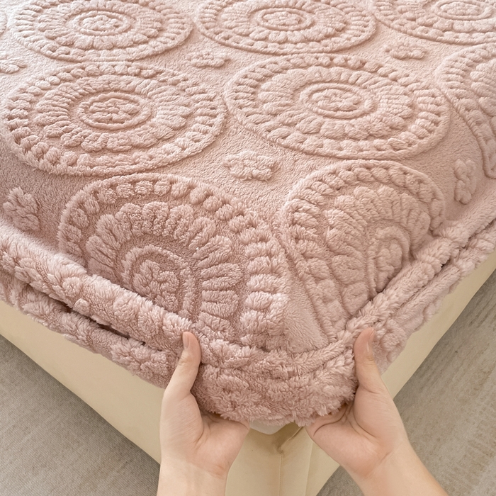 91家纺网 家纺一手货源 找家纺 莱家富 2026新款塔芙绒舒棉绒雕花绒单床笠 床笠单件-花朵系列（可提供压缩） 花朵-粉玉