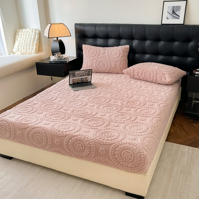 91家纺网 家纺一手货源 找家纺 莱家富 2026新款塔芙绒舒棉绒雕花绒单床笠 床笠单件-花朵系列（可提供压缩） 花朵-粉玉