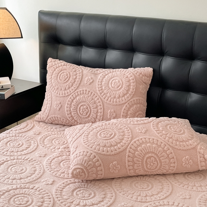 91家纺网 家纺一手货源 找家纺 莱家富 2026新款塔芙绒舒棉绒雕花绒单床笠 床笠单件-花朵系列（可提供压缩） 花朵-粉玉