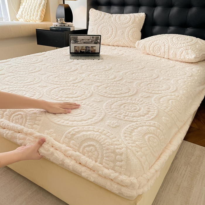 91家纺网 家纺一手货源 找家纺 莱家富 2026新款塔芙绒舒棉绒雕花绒单床笠 床笠单件-花朵系列（可提供压缩） 花朵-奶白