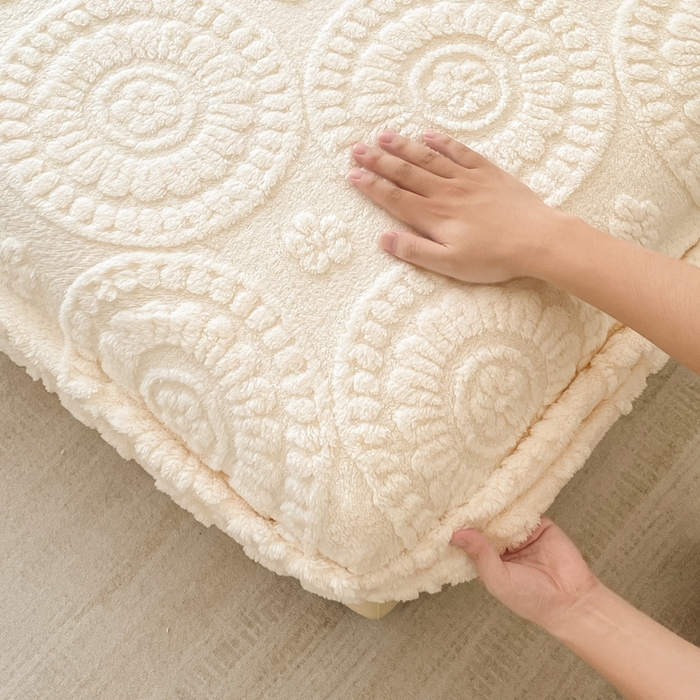 91家纺网 家纺一手货源 找家纺 莱家富 2026新款塔芙绒舒棉绒雕花绒单床笠 床笠单件-花朵系列（可提供压缩） 花朵-奶白