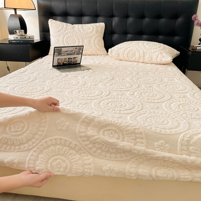 91家纺网 家纺一手货源 找家纺 莱家富 2026新款塔芙绒舒棉绒雕花绒单床笠 床笠单件-花朵系列（可提供压缩） 花朵-奶白