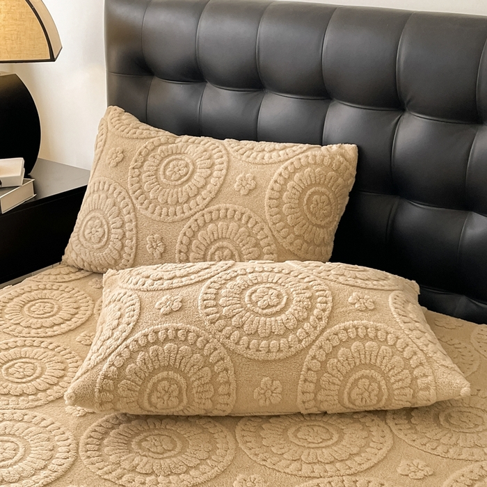 91家纺网 家纺一手货源 找家纺 莱家富 2026新款塔芙绒舒棉绒雕花绒单床笠 床笠单件-花朵系列（可提供压缩） 花朵-米驼