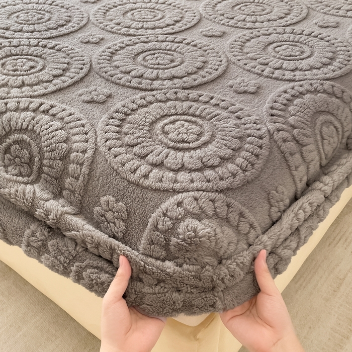 91家纺网 家纺一手货源 找家纺 莱家富 2026新款塔芙绒舒棉绒雕花绒单床笠 床笠单件-花朵系列（可提供压缩） 花朵-雾灰