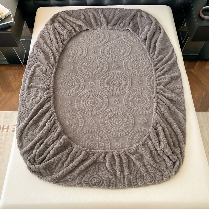 91家纺网 家纺一手货源 找家纺 莱家富 2026新款塔芙绒舒棉绒雕花绒单床笠 床笠单件-花朵系列（可提供压缩） 花朵-雾灰