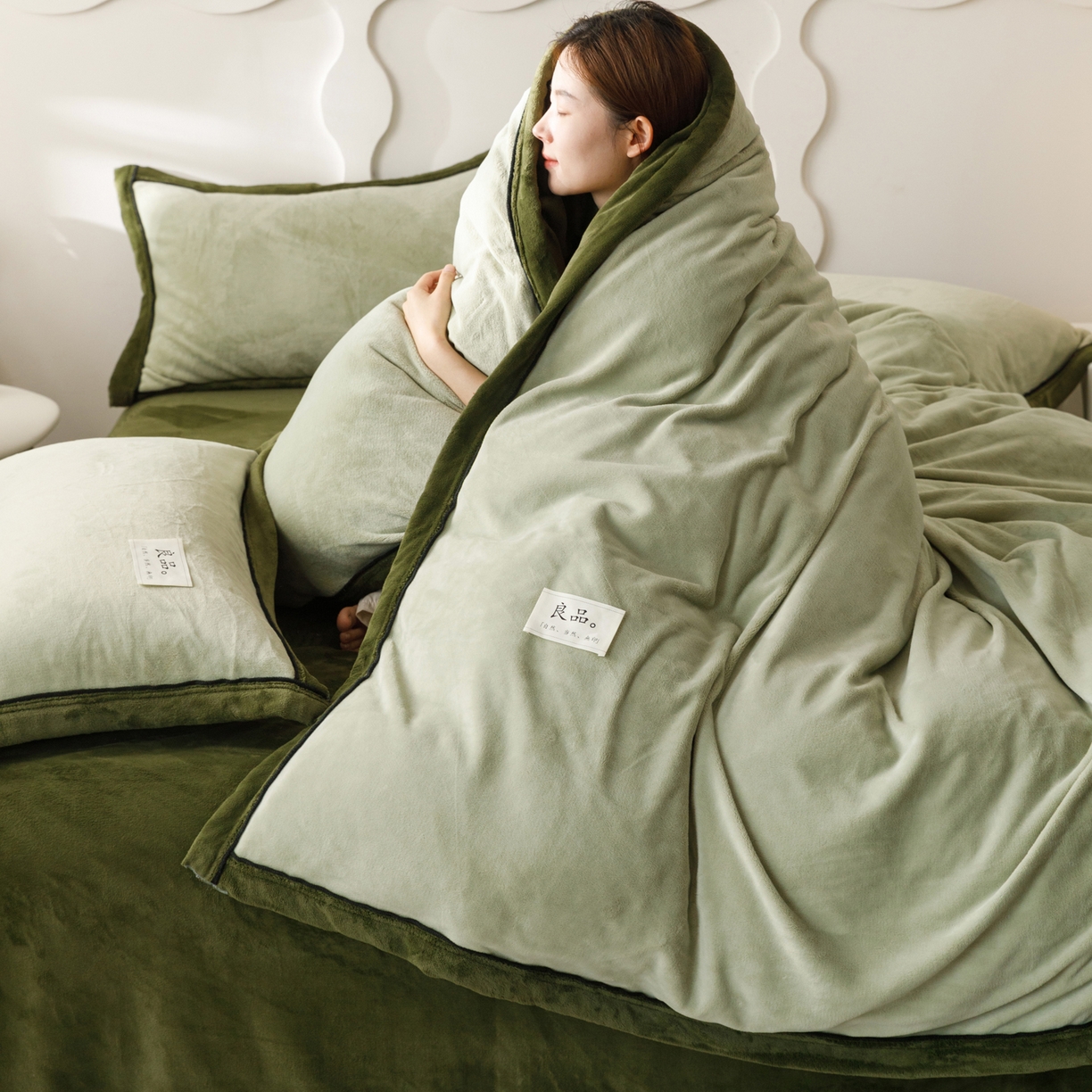 91家纺网 家纺一手货源 找家纺 寐绸家纺 2025秋冬新款230g牛奶绒双拼四件套 双拼四件套-浅水绿+橄榄绿