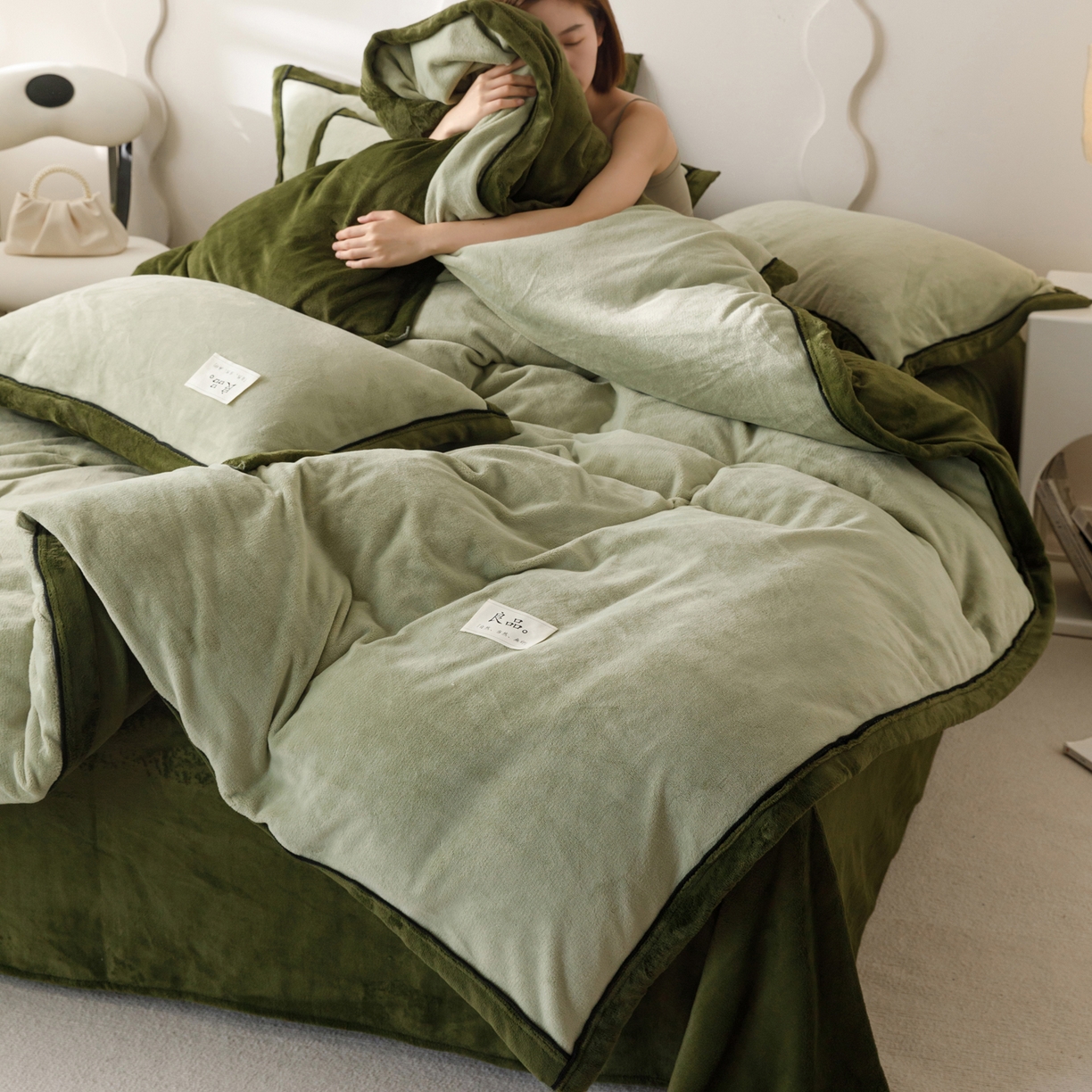 91家纺网 家纺一手货源 找家纺 寐绸家纺 2025秋冬新款230g牛奶绒双拼四件套 双拼四件套-浅水绿+橄榄绿