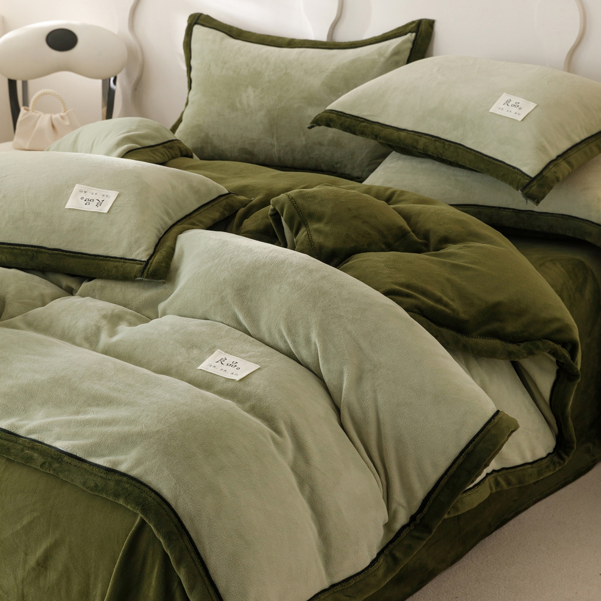 91家纺网 家纺一手货源 找家纺 寐绸家纺 2025秋冬新款230g牛奶绒双拼四件套 双拼四件套-浅水绿+橄榄绿