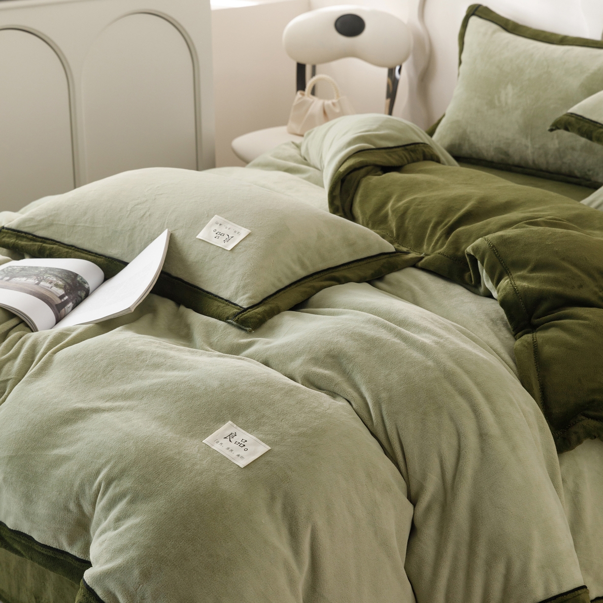 91家纺网 家纺一手货源 找家纺 寐绸家纺 2025秋冬新款230g牛奶绒双拼四件套 双拼四件套-浅水绿+橄榄绿