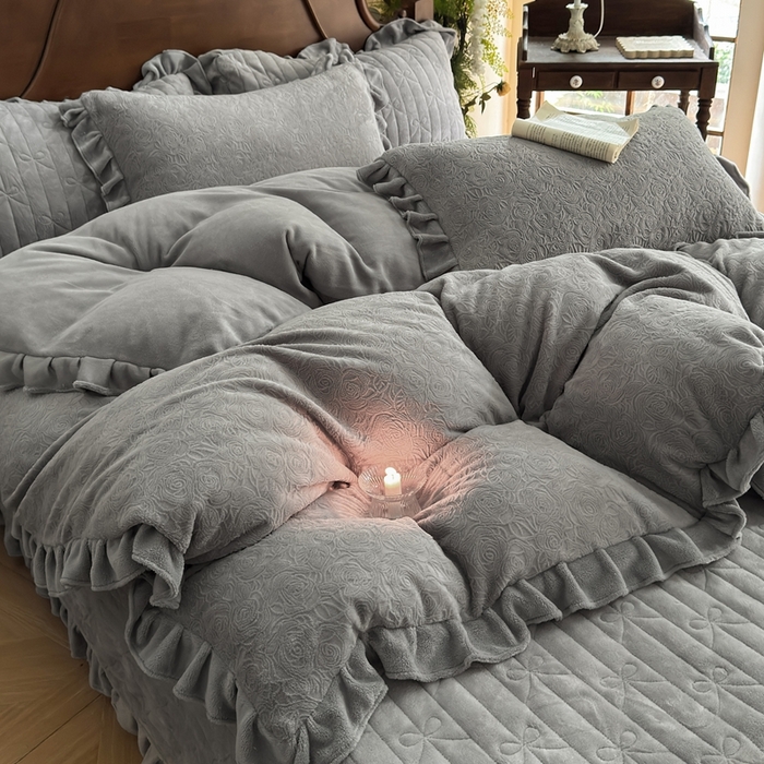 91家纺网 家纺一手货源 找家纺 野合家纺 2025新款法式A类雕花牛奶绒韩版公主风床盖三件套 花海-灰