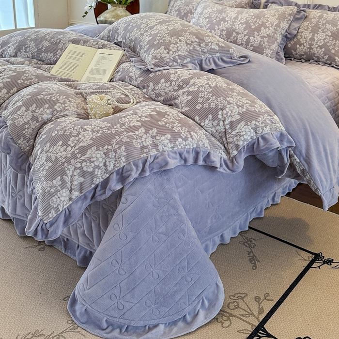 91家纺网 家纺一手货源 找家纺 野合家纺 2025新款法式A类雕花牛奶绒韩版公主风床盖三件套 玫瑰紫