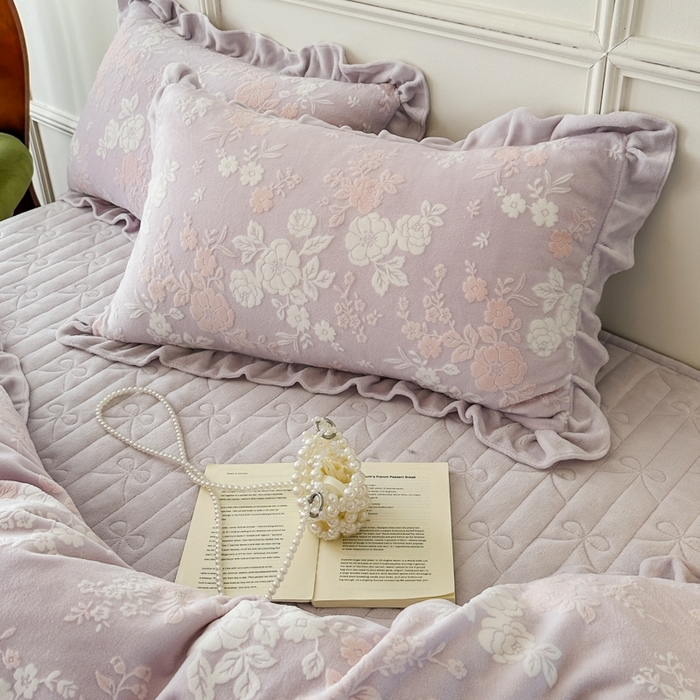 91家纺网 家纺一手货源 找家纺 野合家纺 2025新款法式A类雕花牛奶绒韩版公主风床盖三件套 奶昔紫