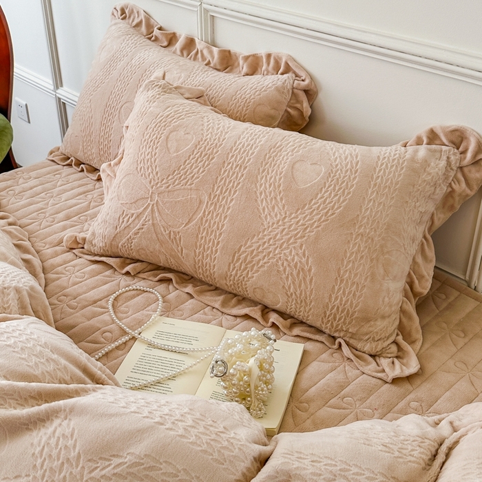 91家纺网 家纺一手货源 找家纺 野合家纺 2025新款法式A类雕花牛奶绒韩版公主风床盖三件套 奶杏