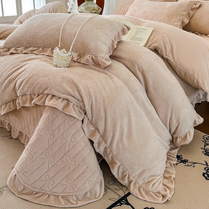 91家纺网 家纺一手货源 找家纺 野合家纺 2025新款法式A类雕花牛奶绒韩版公主风床盖三件套 奶杏