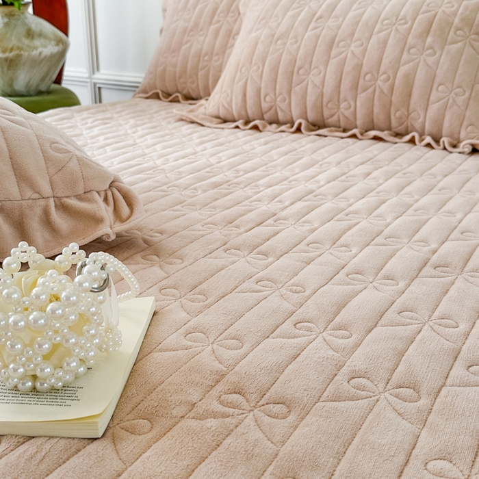 91家纺网 家纺一手货源 找家纺 野合家纺 2025新款法式A类雕花牛奶绒韩版公主风床盖三件套 奶杏