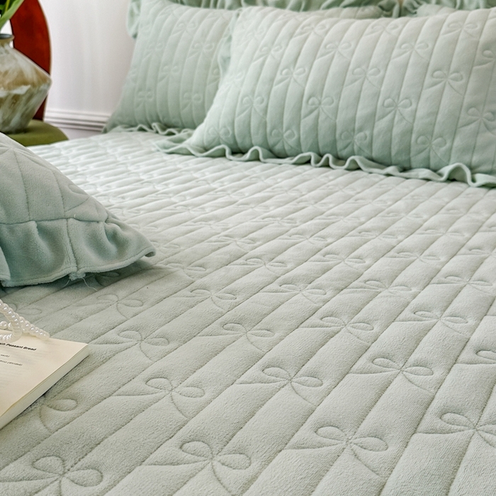 91家纺网 家纺一手货源 找家纺 野合家纺 2025新款法式A类雕花牛奶绒韩版公主风床盖三件套 苹果绿