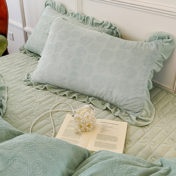 91家纺网 家纺一手货源 找家纺 野合家纺 2025新款法式A类雕花牛奶绒韩版公主风床盖三件套 苹果绿