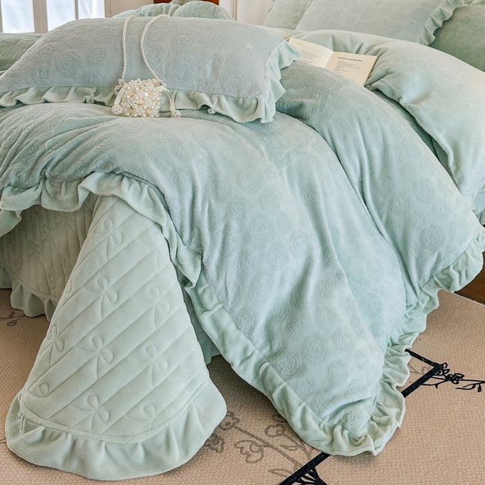 91家纺网 家纺一手货源 找家纺 野合家纺 2025新款法式A类雕花牛奶绒韩版公主风床盖三件套 苹果绿