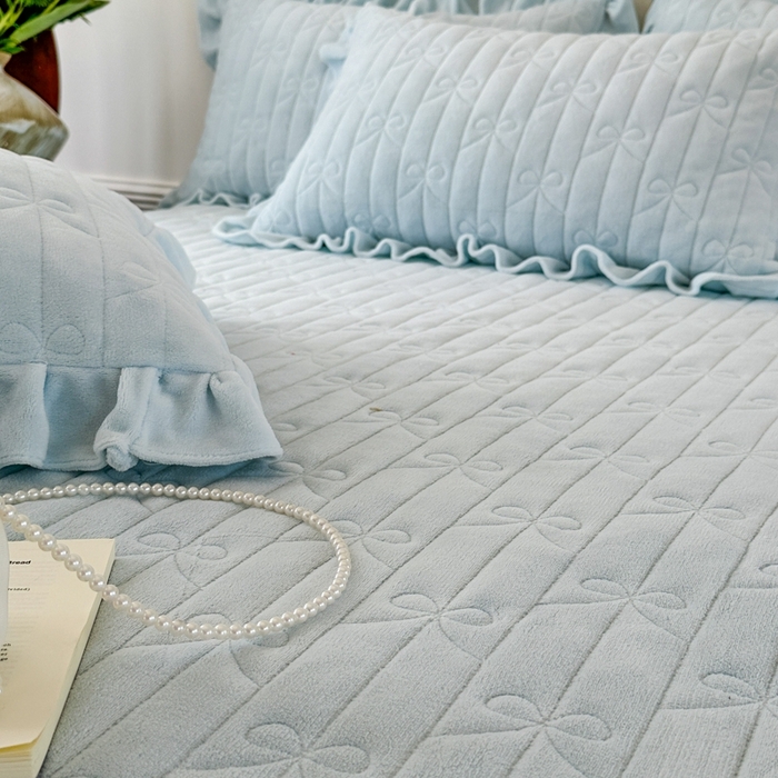 91家纺网 家纺一手货源 找家纺 野合家纺 2025新款法式A类雕花牛奶绒韩版公主风床盖三件套 青烟蓝