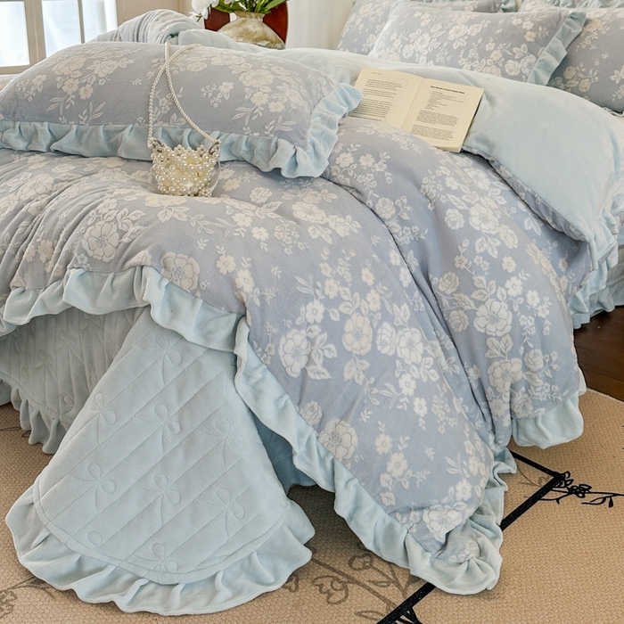 91家纺网 家纺一手货源 找家纺 野合家纺 2025新款法式A类雕花牛奶绒韩版公主风床盖三件套 青烟蓝