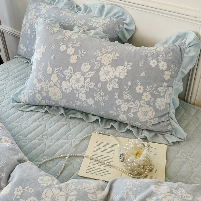 91家纺网 家纺一手货源 找家纺 野合家纺 2025新款法式A类雕花牛奶绒韩版公主风床盖三件套 青烟蓝