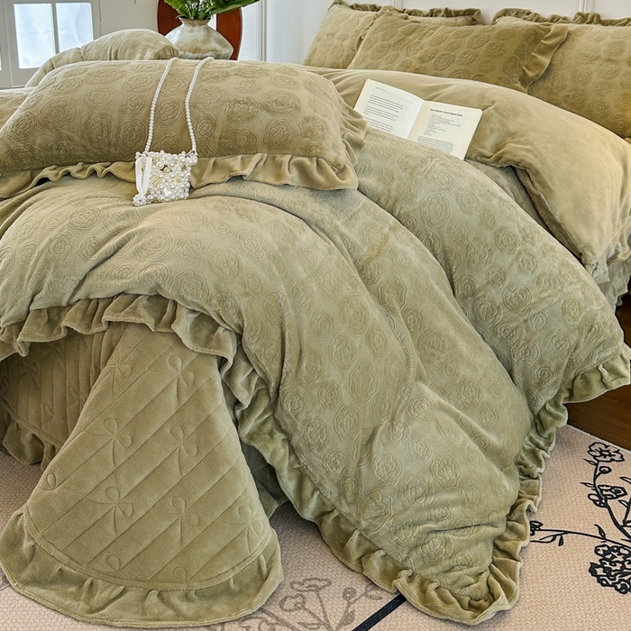 91家纺网 家纺一手货源 找家纺 野合家纺 2025新款法式A类雕花牛奶绒韩版公主风床盖三件套 秋黄