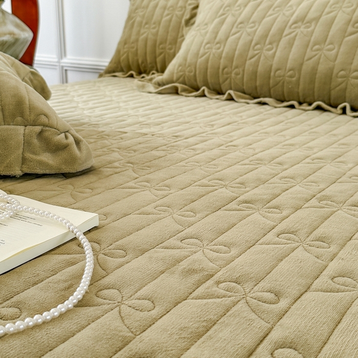 91家纺网 家纺一手货源 找家纺 野合家纺 2025新款法式A类雕花牛奶绒韩版公主风床盖三件套 秋黄