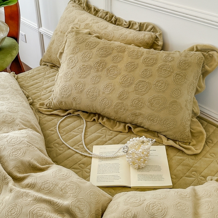 91家纺网 家纺一手货源 找家纺 野合家纺 2025新款法式A类雕花牛奶绒韩版公主风床盖三件套 秋黄