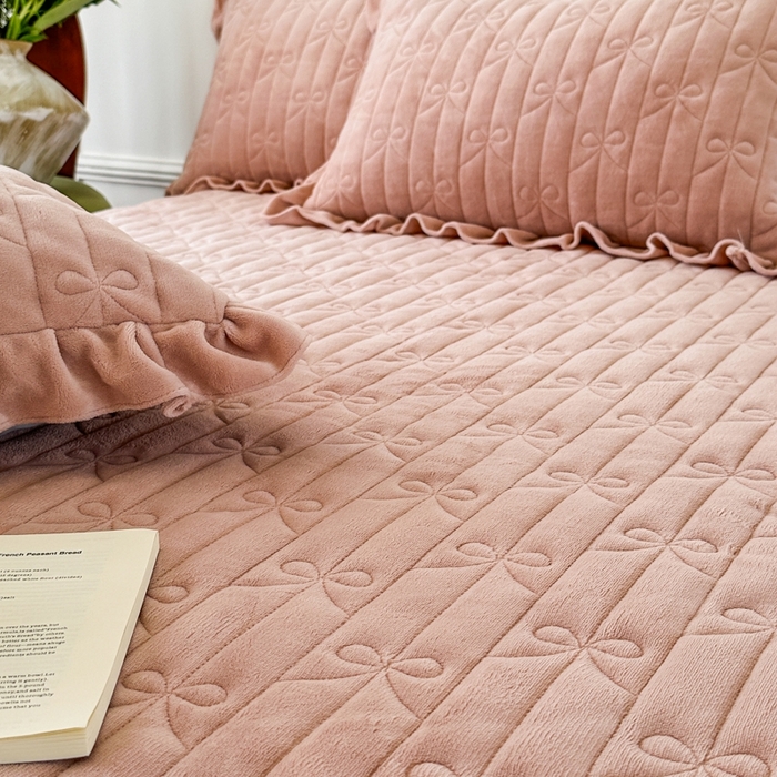 91家纺网 家纺一手货源 找家纺 野合家纺 2025新款法式A类雕花牛奶绒韩版公主风床盖三件套 霞粉