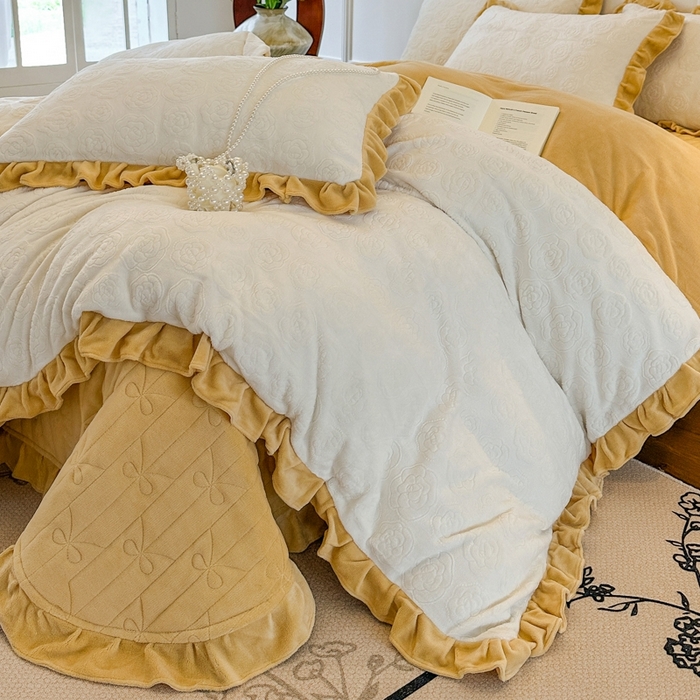 91家纺网 家纺一手货源 找家纺 野合家纺 2025新款法式A类雕花牛奶绒韩版公主风床盖三件套 香槟金