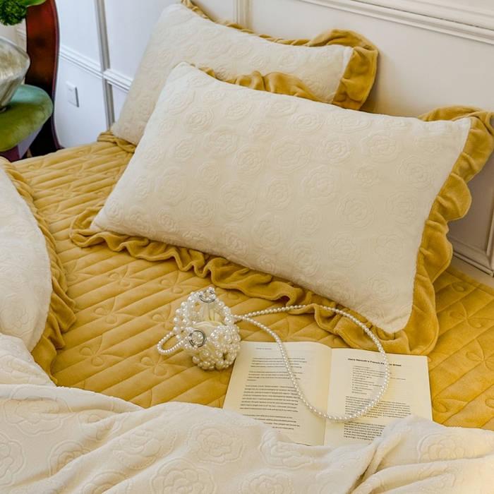 91家纺网 家纺一手货源 找家纺 野合家纺 2025新款法式A类雕花牛奶绒韩版公主风床盖三件套 香槟金