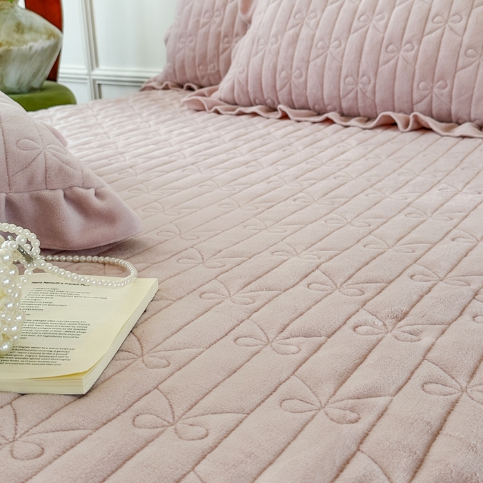 91家纺网 家纺一手货源 找家纺 野合家纺 2025新款法式A类雕花牛奶绒韩版公主风床盖三件套 杏仁粉