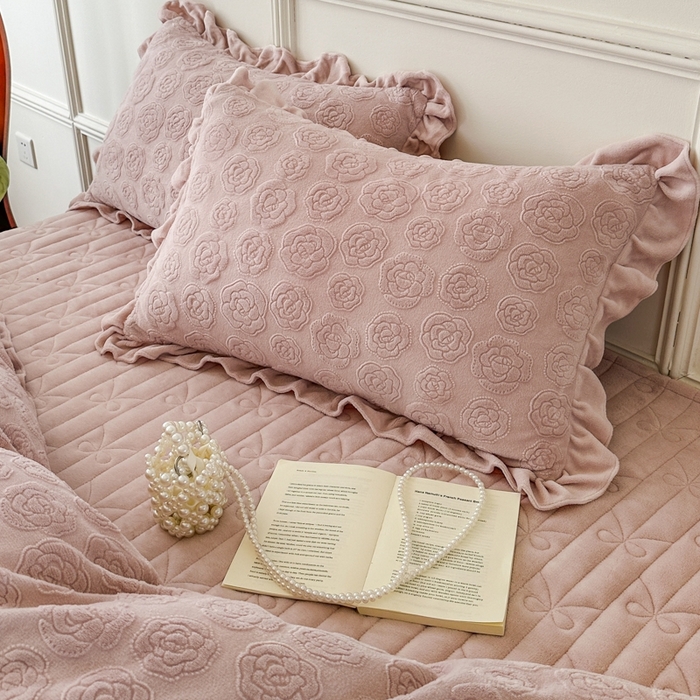 91家纺网 家纺一手货源 找家纺 野合家纺 2025新款法式A类雕花牛奶绒韩版公主风床盖三件套 杏仁粉